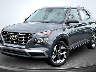 Used 2025 Hyundai Venue SEL FWD video 1