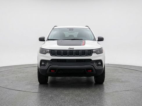 Used 2025 Jeep Compass Trailhawk AWD/4WD image 2