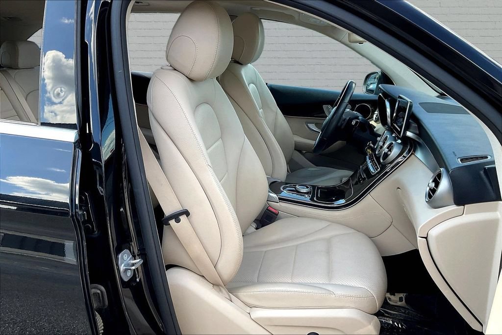 Used 2019 Mercedes-Benz GLC 300 w/ Premium Package image 23