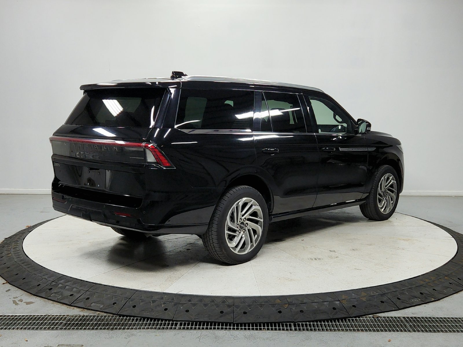 Used 2025 Lincoln Navigator Reserve AWD/4WD image 8