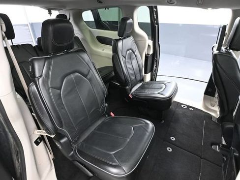 Used 2018 Chrysler Pacifica Limited FWD image 46