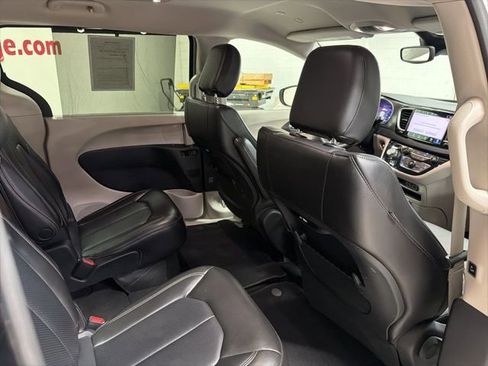 Used 2023 Chrysler Pacifica Touring-L image 18