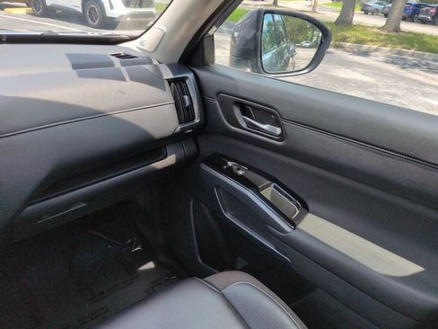 Certified 2024 Nissan Pathfinder SL w/ SL Premium Package FWD image 17