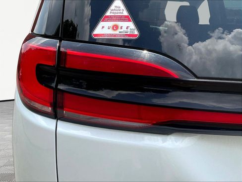 Used 2023 Chrysler Pacifica Limited FWD image 24