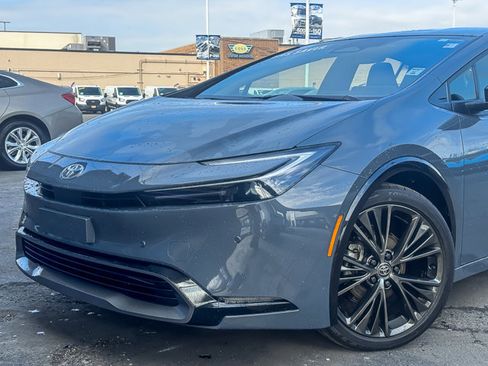 Used 2025 Toyota Prius XLE image 3