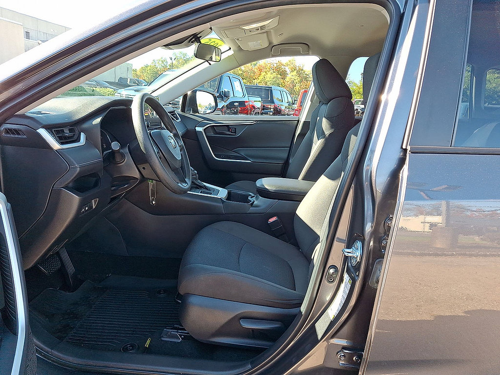 Used 2025 Toyota RAV4 LE AWD/4WD image 17