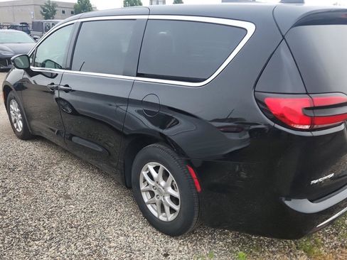 Used 2024 Chrysler Pacifica Touring-L FWD image 5