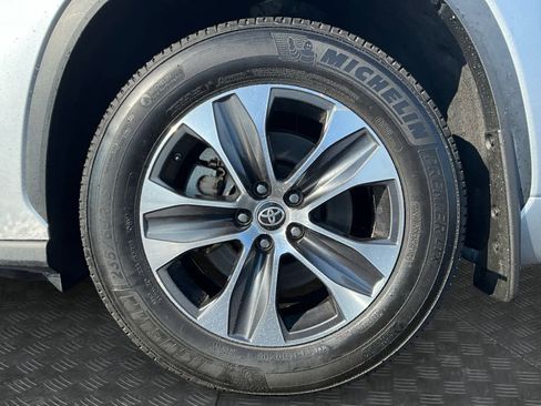 Used 2022 Toyota Highlander XLE image 11