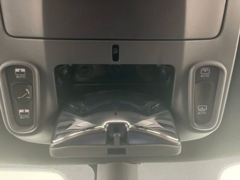 Used 2025 Chrysler Pacifica Limited image 44