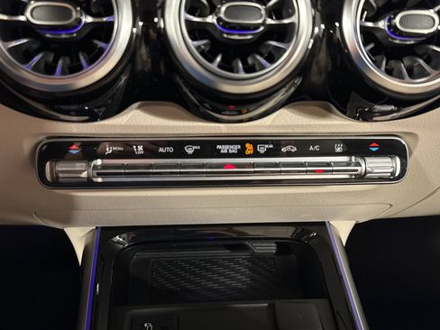 Used 2022 Mercedes-Benz EQB 300 4MATIC image 23
