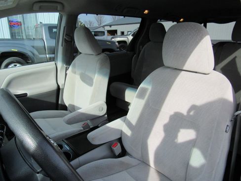 Used 2017 Toyota Sienna LE w/ Outdoor Package image 26