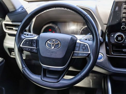 Used 2022 Toyota Highlander XLE FWD image 20