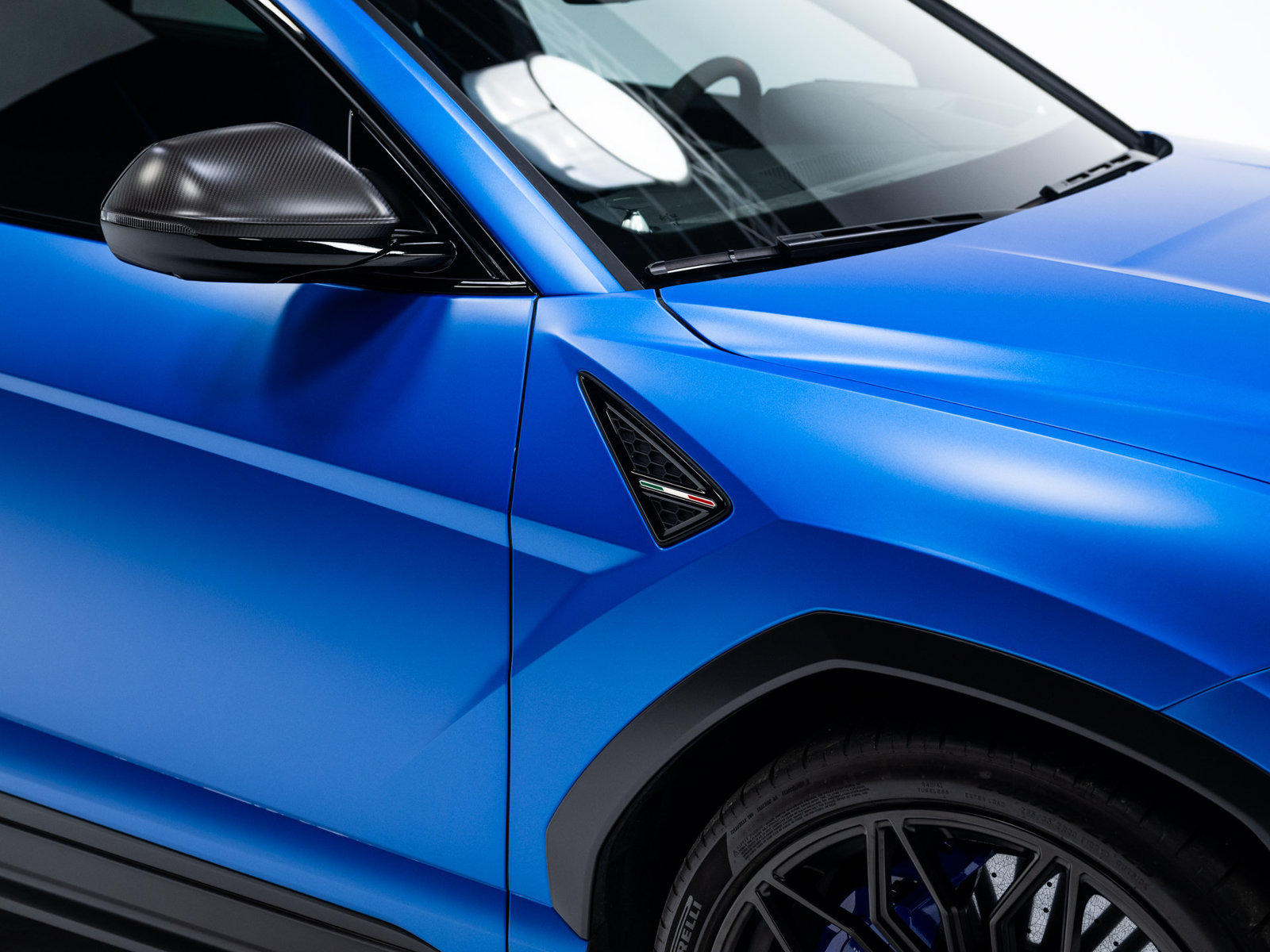 Used 2025 Lamborghini Urus SE AWD/4WD image 16