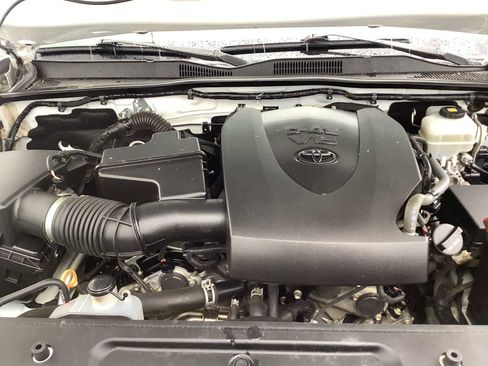 Used 2020 Toyota Tacoma TRD Off-Road image 9