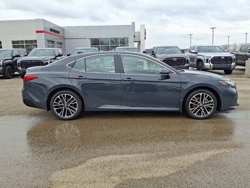 Used 2025 Toyota Camry image 7