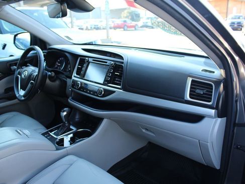 Used 2018 Toyota Highlander XLE image 21