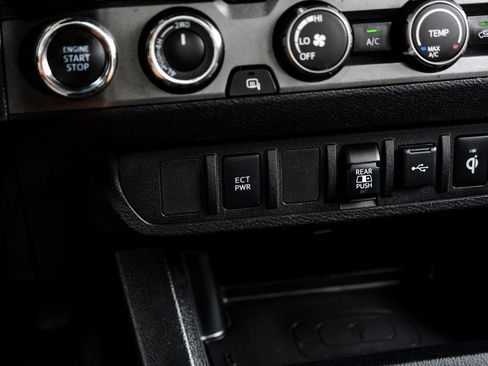 Used 2020 Toyota Tacoma TRD Off-Road AWD/4WD image 24
