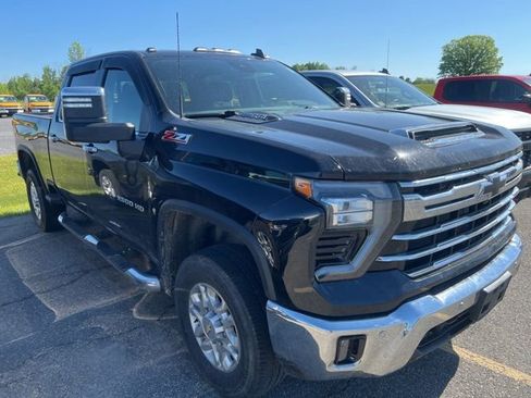 Used 2024 Chevrolet Silverado 2500 LTZ w/ LTZ Plus Package AWD/4WD image 2