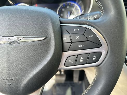 Used 2023 Chrysler Pacifica Touring-L image 31