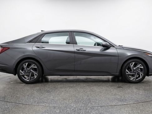 Used 2025 Hyundai Elantra SEL FWD image 11