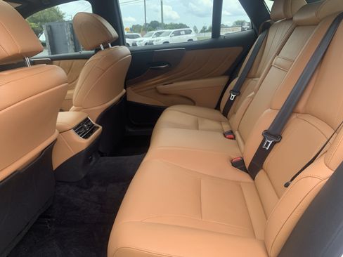 Used 2024 Lexus LS 500 RWD image 32