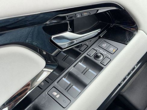 Used 2024 Land Rover Range Rover Evoque Dynamic SE image 11