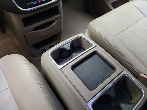 Used 2016 Chrysler Town & Country Touring FWD image 26