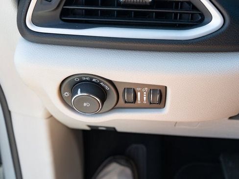 Certified 2024 Chrysler Pacifica Touring-L FWD image 25