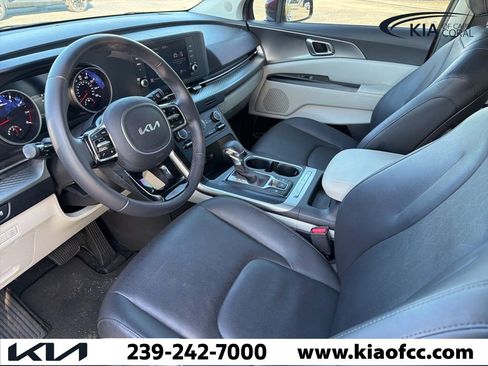 Certified 2024 Kia Carnival LX image 3