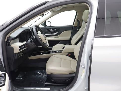 Used 2025 Lincoln Corsair Premiere w/ Equipment Group 101A image 6