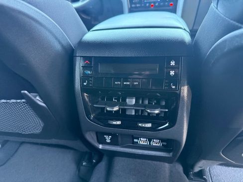 Used 2024 Jeep Grand Cherokee L Limited w/ Black Appearance Package AWD/4WD image 10