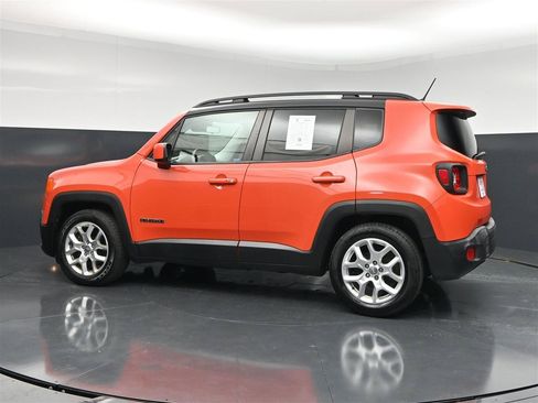 Used 2016 Jeep Renegade Latitude FWD image 8