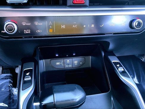 Used 2024 Kia Sorento S image 32