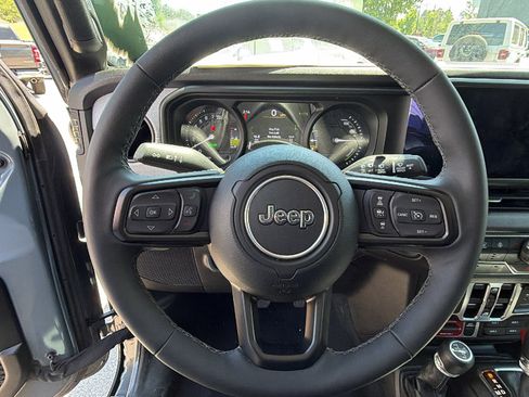 Used 2025 Jeep Wrangler Willys AWD/4WD image 26