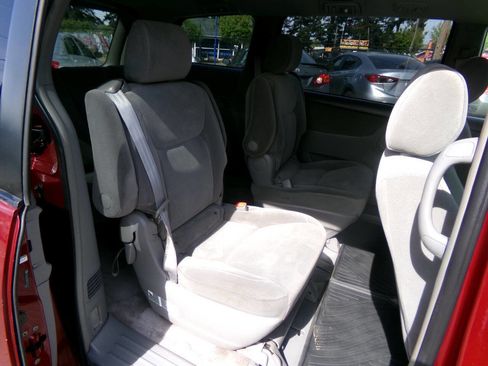 Used 2005 Toyota Sienna LE image 7