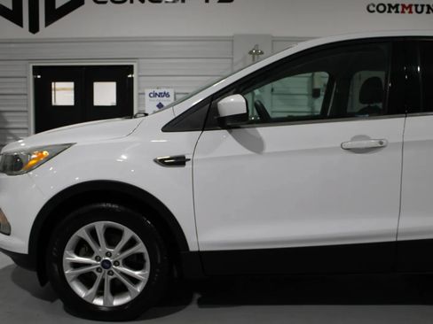 Used 2017 Ford Escape SE FWD image 3