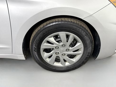 Used 2019 Hyundai Elantra SE image 31