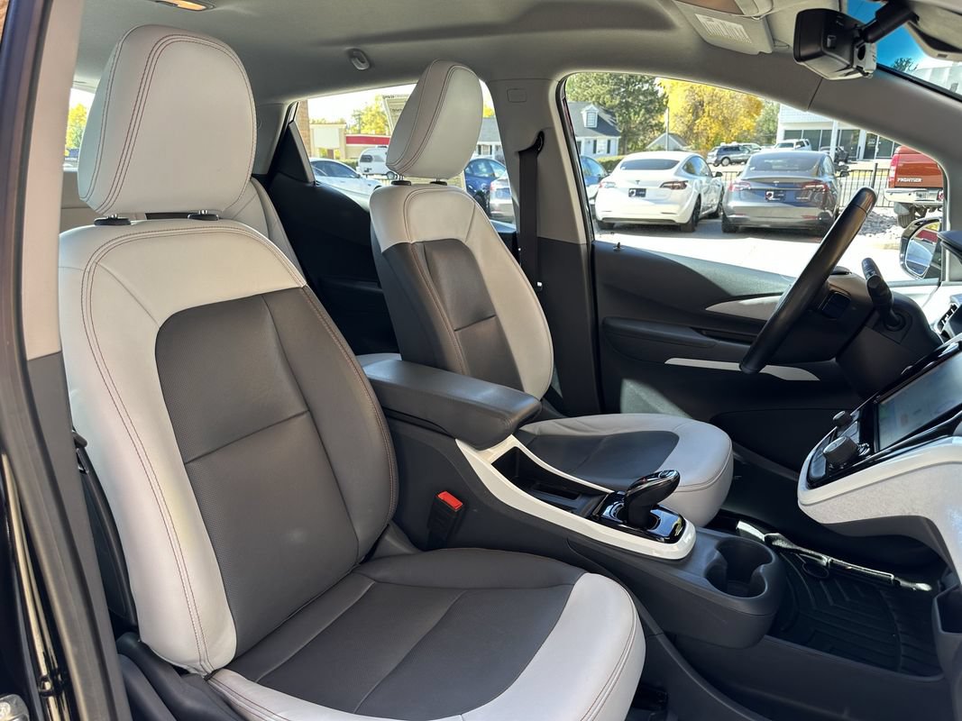 Used 2019 Chevrolet Bolt Premier w/ Infotainment Package FWD image 4