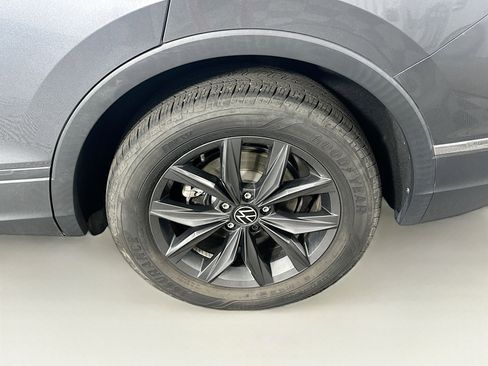Used 2022 Volkswagen Tiguan SE w/ Panoramic Sunroof Package image 11