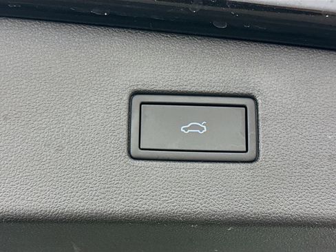 Used 2021 Volkswagen Tiguan SEL Premium R-Line image 32