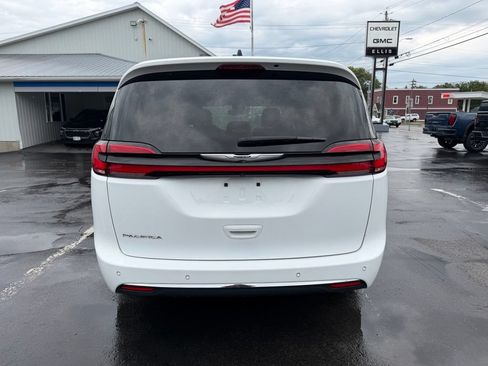 Used 2024 Chrysler Pacifica Touring-L FWD image 4