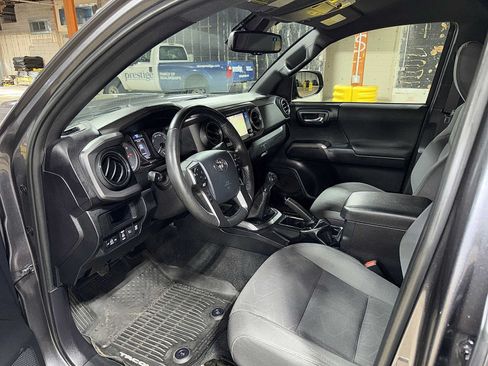 Used 2018 Toyota Tacoma TRD Sport w/ Exterior Package AWD/4WD image 29