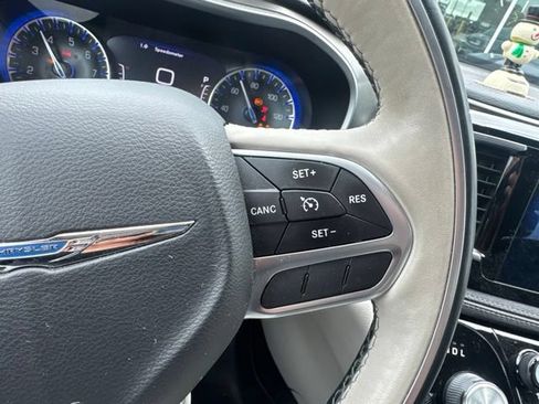 Used 2017 Chrysler Pacifica Limited FWD image 8