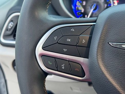 Used 2024 Chrysler Pacifica Touring-L image 35