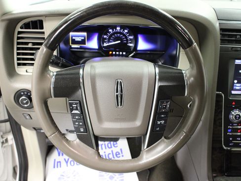 Used 2015 Lincoln Navigator Base image 18