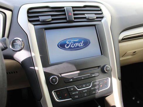 Used 2016 Ford Fusion SE w/ Equipment Group 202A image 8