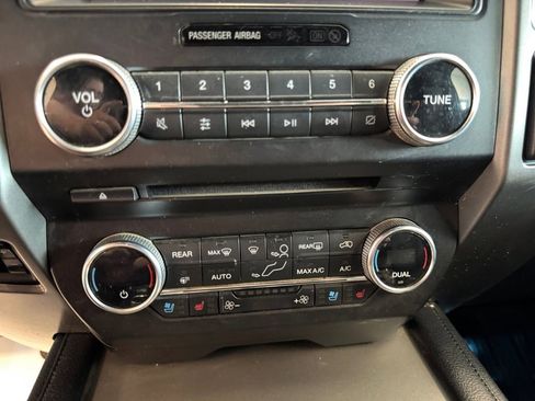 Used 2018 Ford Expedition Max XLT w/ Equipment Group 202A AWD/4WD image 21