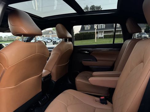 Used 2021 Toyota Highlander Platinum image 19