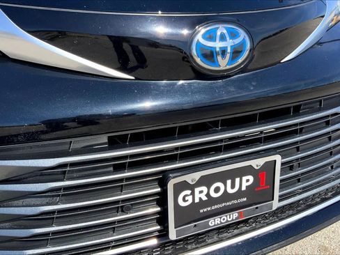 Used 2021 Toyota Sienna Limited image 29