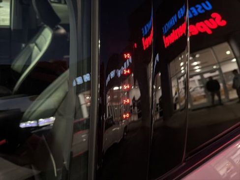 Used 2022 Ford Explorer Limited w/ Limited Technology Package image 25